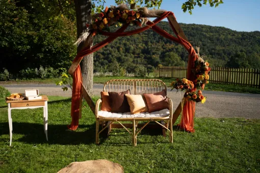 Mariage de L et J dans les Monts du Lyonnais à proximité de Montbrison ! ❤️, Grezieu-le-Marché, vers Saint-Martin-en-Haut, La Cour de Marius